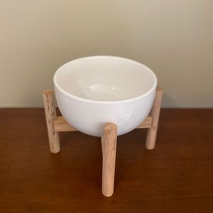 White bowl/ Wooden stand